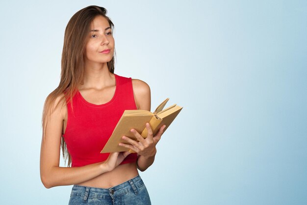 Jonge vrouw met een stapel boeken