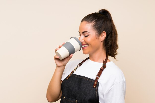 Jonge vrouw met een take-away koffie