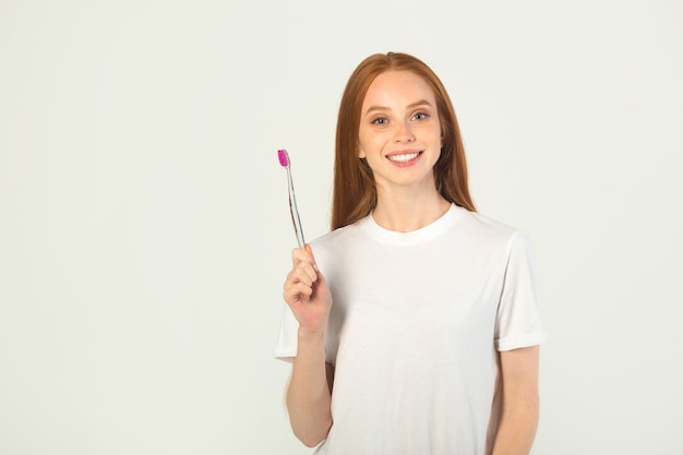 Jonge vrouw met een tandenborstel in haar hand