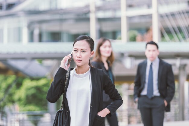 Jonge vrouw met een telefoon in de stad.