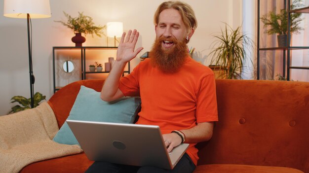 Jonge vrouw met een telefoon.