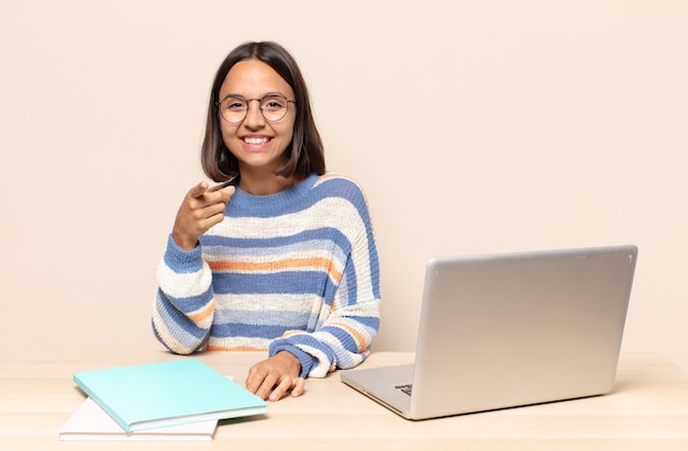 jonge vrouw met een tevreden, zelfverzekerde, vriendelijke glimlach, die jou kiest