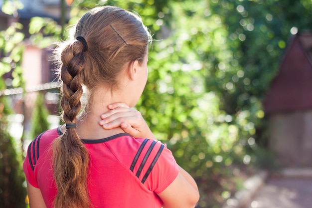 Jonge vrouw met een vlecht op zonnige dag