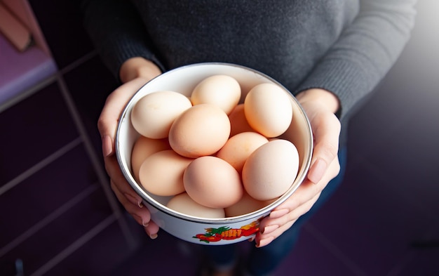 Jonge vrouw met eieren in een kom