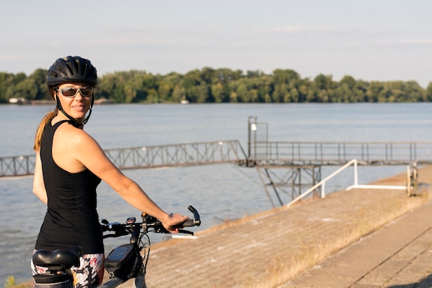 Jonge vrouw met fiets