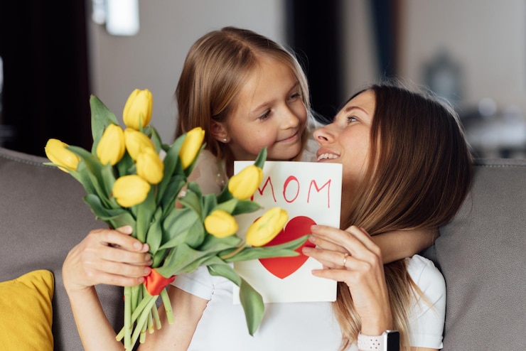 Foto jonge vrouw met fruit thuis