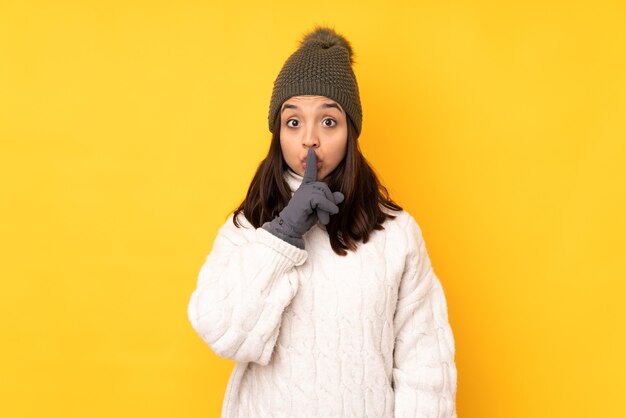 Jonge vrouw met geïsoleerde de winterhoed