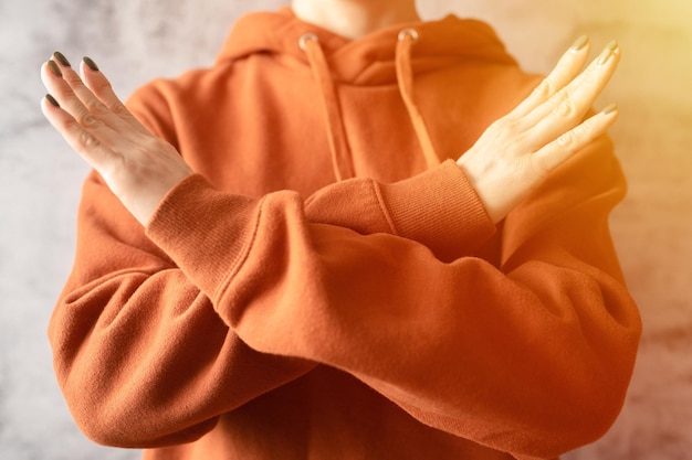 Jonge vrouw met gekruiste armen op borst demonstreert breken het vooroordeel symbool van iwd vrouwen internationale dag 8 maart concept van feminisme gendergelijkheid en steun ontkenning en weigering gebaar handen