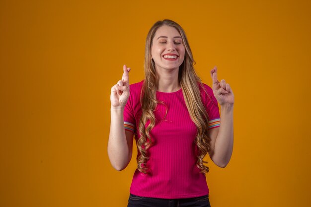 Jonge vrouw met gekruiste vingers. geluk