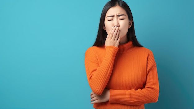 Jonge vrouw met gesloten ogen en open mond op blauwe achtergrond