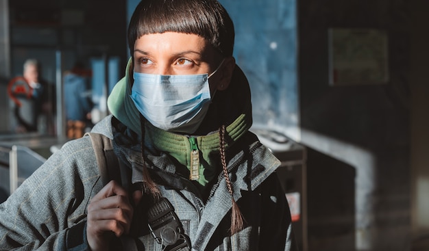 Jonge vrouw met gezichtsmasker in de straten. Coronavirus bescherming