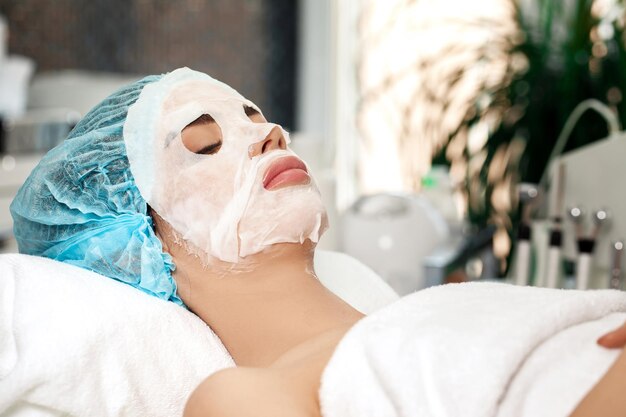 Jonge vrouw met gezichtsmasker