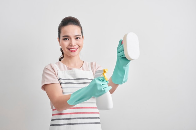 Jonge vrouw met groep schoonmaakproducten. Huishoudelijke apparatuur, voorjaarsschoonmaak, opruimen, schoonmaakserviceconcept