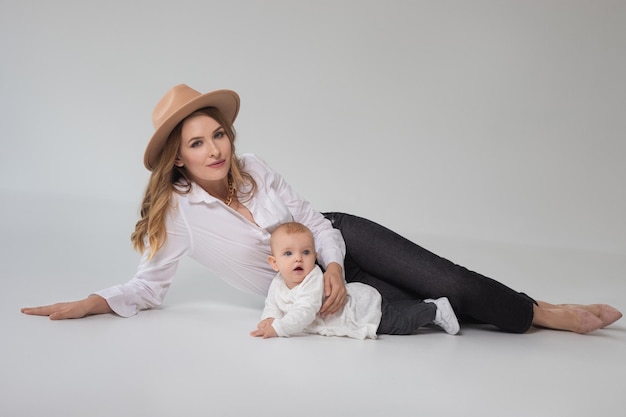 jonge vrouw met haar dochtertje in de studio