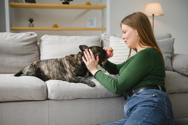 Jonge vrouw met haar hond thuis Heerlijk huisdier