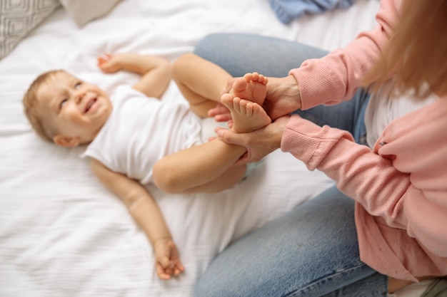 Jonge vrouw met haar kind tijdens het omkleden