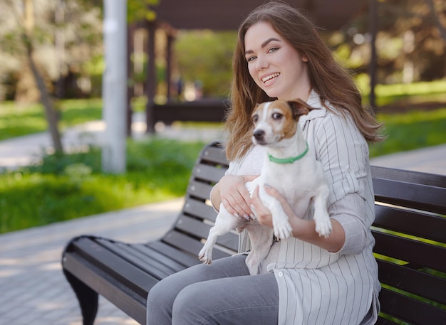 Jonge vrouw met haar schattige Jack Russell Terrier buiten