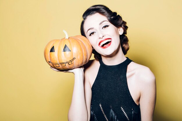 Jonge vrouw met Halloween-pompoen