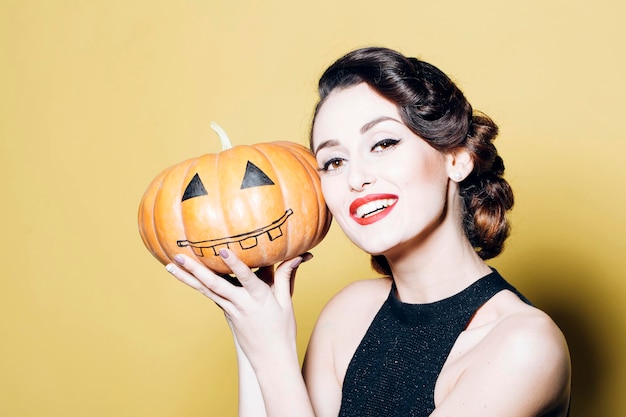 Jonge vrouw met Halloween-pompoen