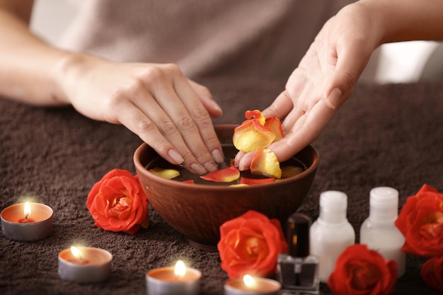 Jonge vrouw met handbehandeling in de spa salon