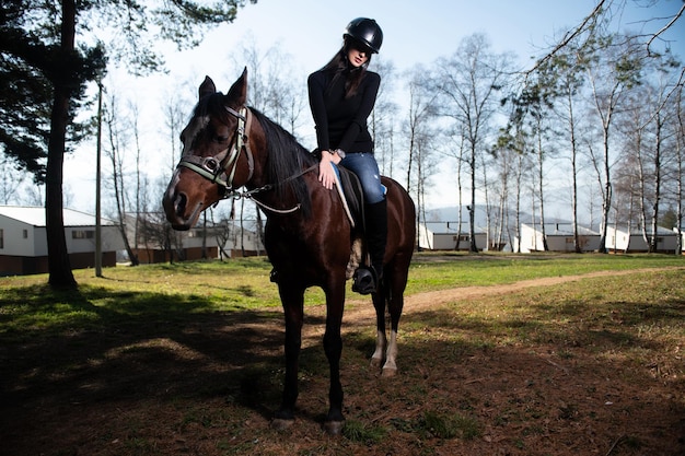 Jonge vrouw met helm en paard