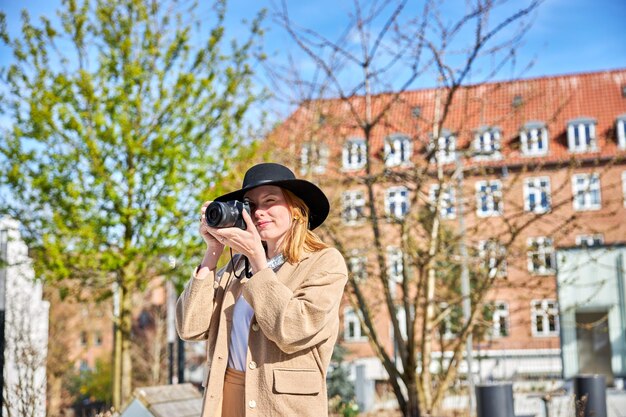 Jonge vrouw met het nemen van foto's in de stad