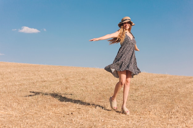 Jonge vrouw met hoed in de zomer