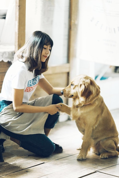 Jonge vrouw met hond op de vloer.