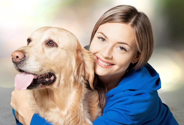 Jonge vrouw met hond op onscherpe achtergrond