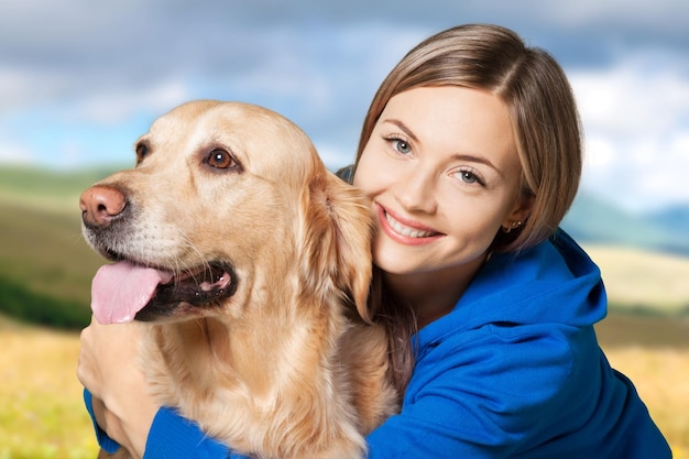 Jonge vrouw met hond op onscherpe achtergrond