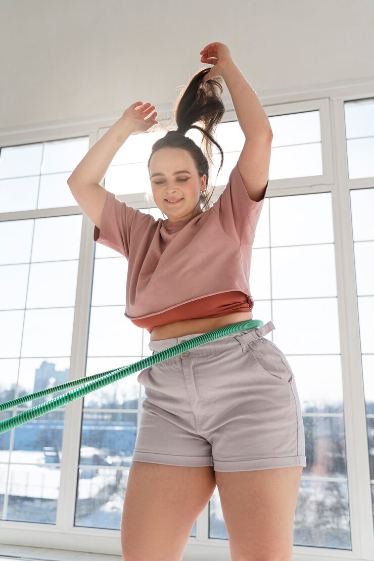 Foto jonge vrouw met hula hoop