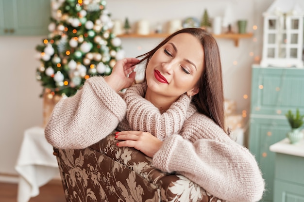 Jonge vrouw met kerstboom