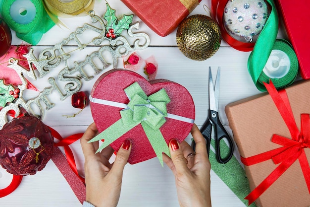 Jonge vrouw met kerstcadeau