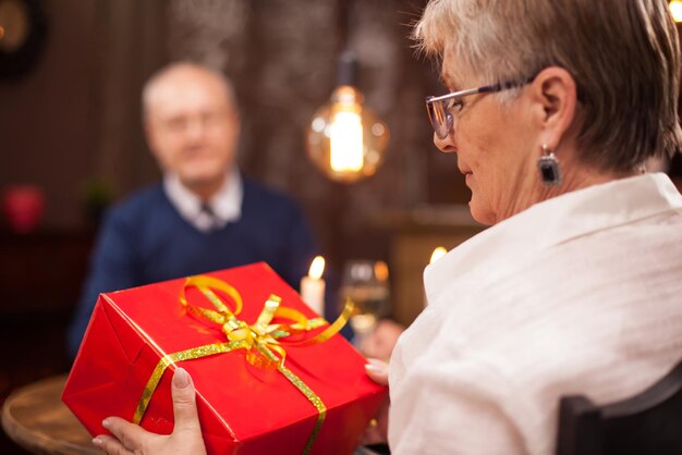 Foto jonge vrouw met kerstcadeaus.