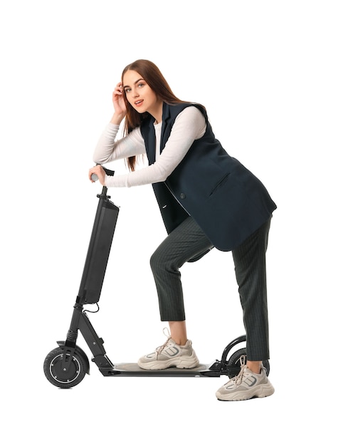 Jonge vrouw met kick scooter