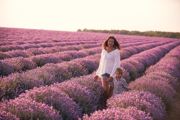 Jonge vrouw met kind op lavendelveld