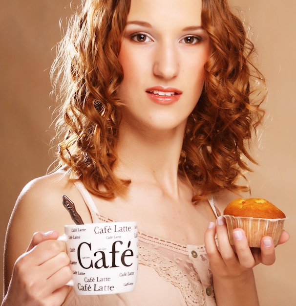 Jonge vrouw met koffie en cake