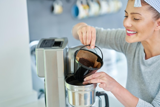 Jonge vrouw met koffiedik gebruikt het om te pellen