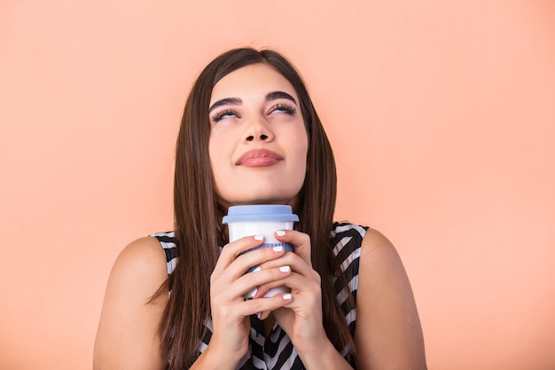 jonge vrouw met kopje warme latte in handen knuffelen