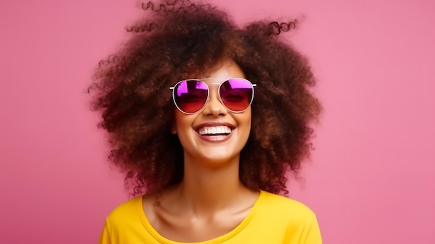 Jonge vrouw met krullend afrohaar met zonnebrilmodel poseert op een effen achtergrond