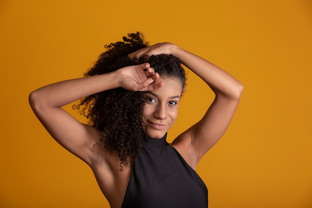 Jonge vrouw met krullend haar