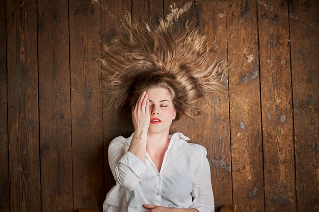 Jonge vrouw met lang blond haar