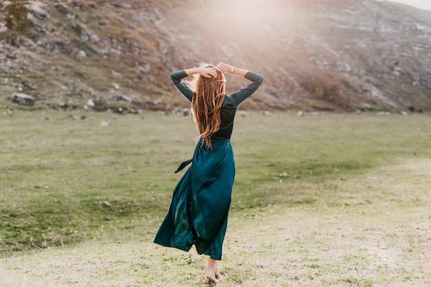 Jonge vrouw met lang haar die groene kleding draagt