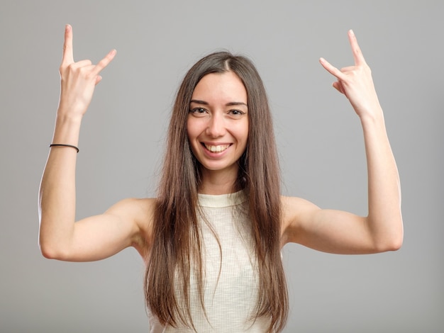 Jonge vrouw met lang haar in een casual outfit