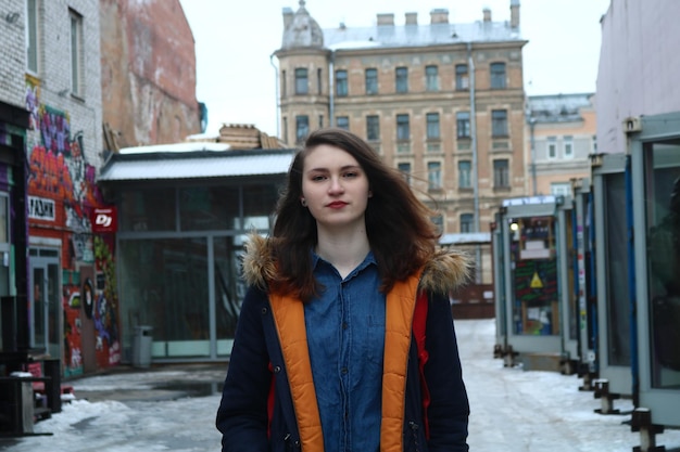 Jonge vrouw met lang haar in jas in de winter Sint-Petersburg