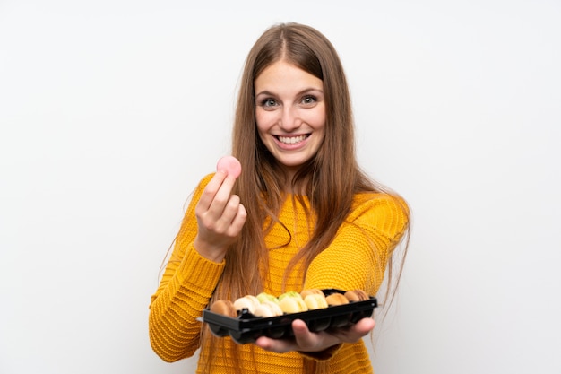 Jonge vrouw met lang haar met bitterkoekjes