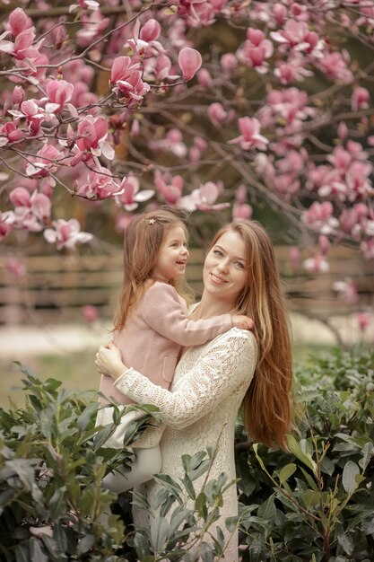 Jonge vrouw met lang mooi haar en baby