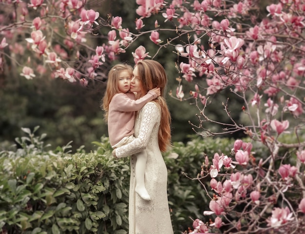 Jonge vrouw met lang mooi haar en baby