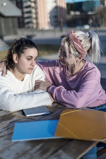 Jonge vrouw met laptop aan tafel