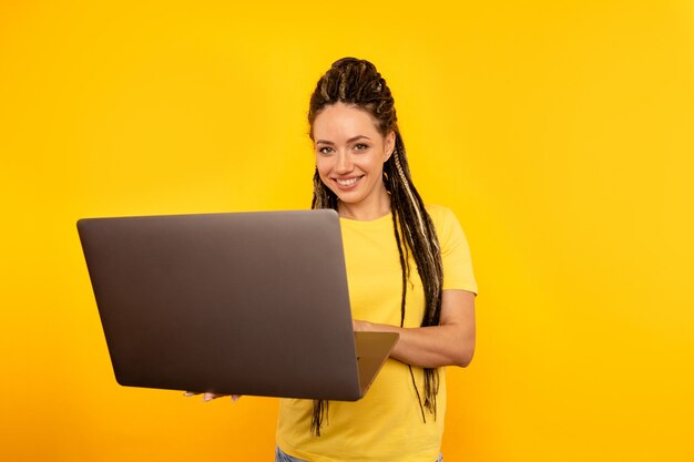 Jonge vrouw met laptop geïsoleerd, check haar mail en typen.